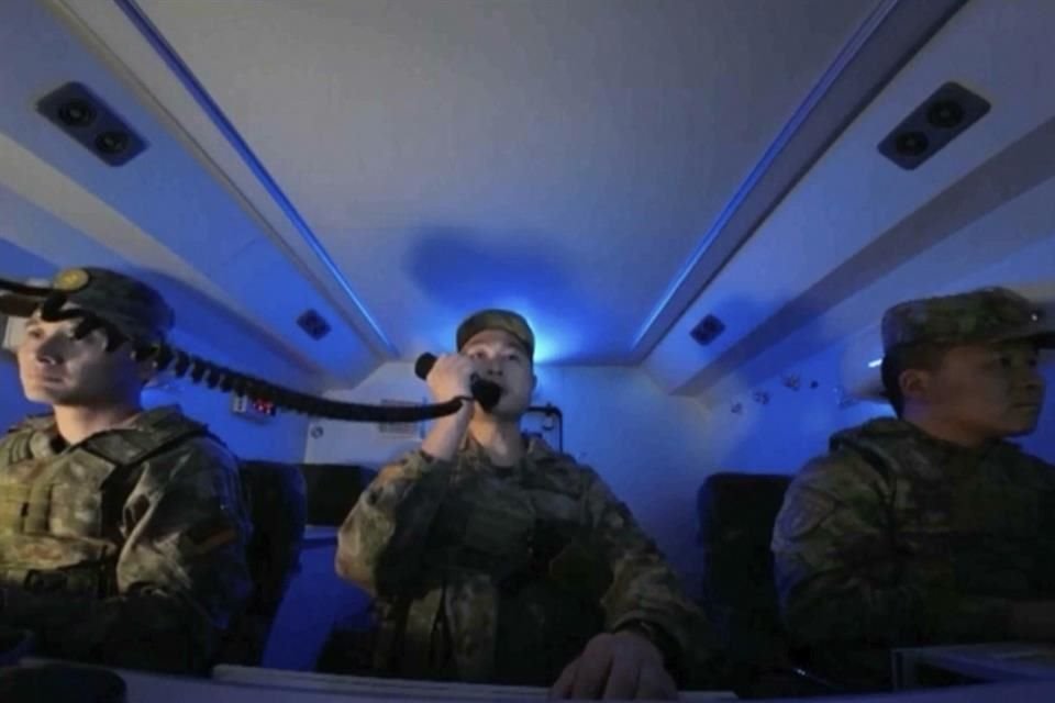 Soldados chinos maniobran en un centro de comando de misiles balísticos durante un simulacro militar.