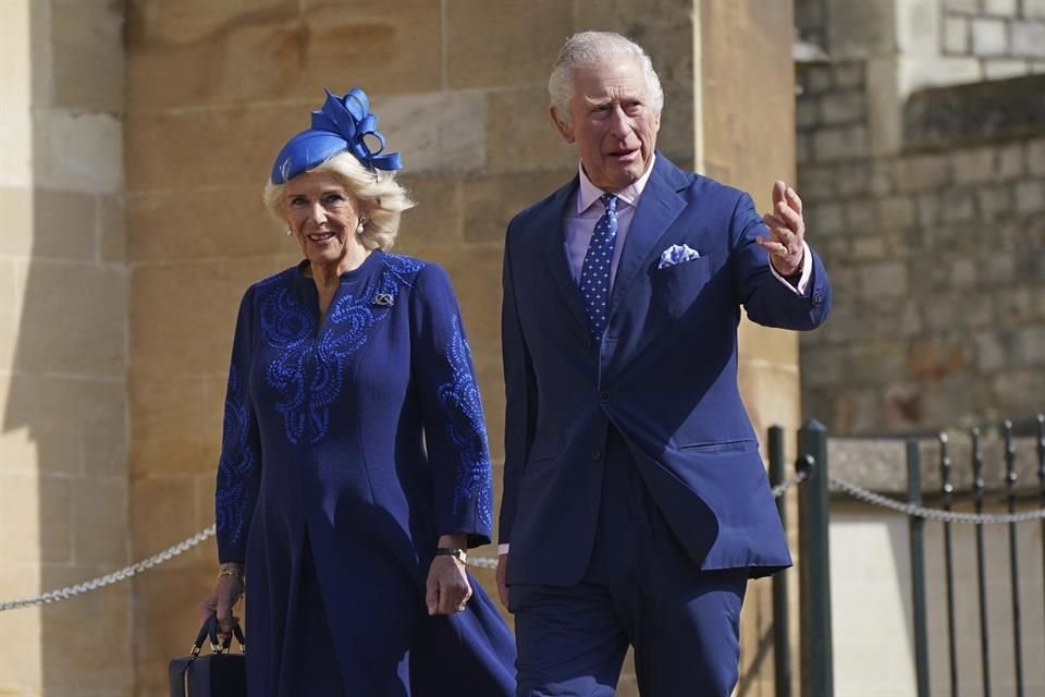 La Reina Consorte y el Rey Carlos III aparecieron en el Castillo de Windsor para el servicio religioso. Portando atuendos en tono cobalto.