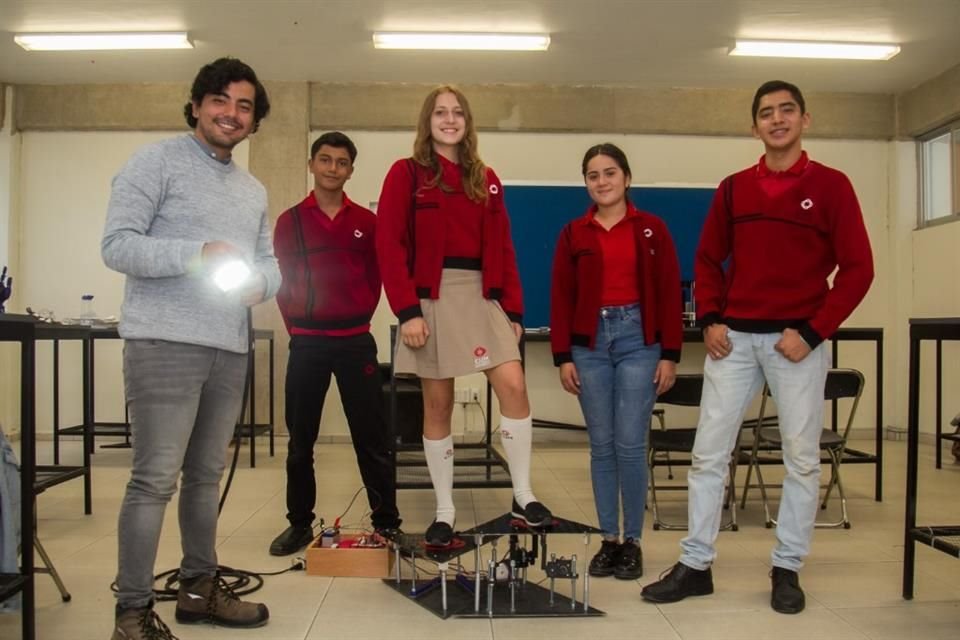Las baldosas inteligentes fueron diseñadas por el equipo selectivo de robótica.