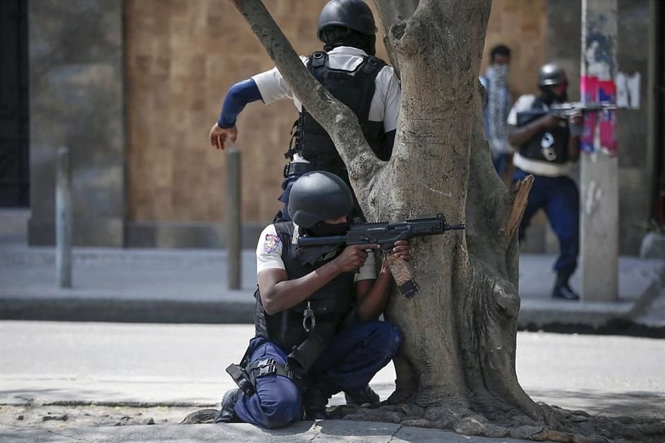 Policías haitianos durante un operativo anti pandillas en Puerto Príncipe, Haití, el 3 de marzo.