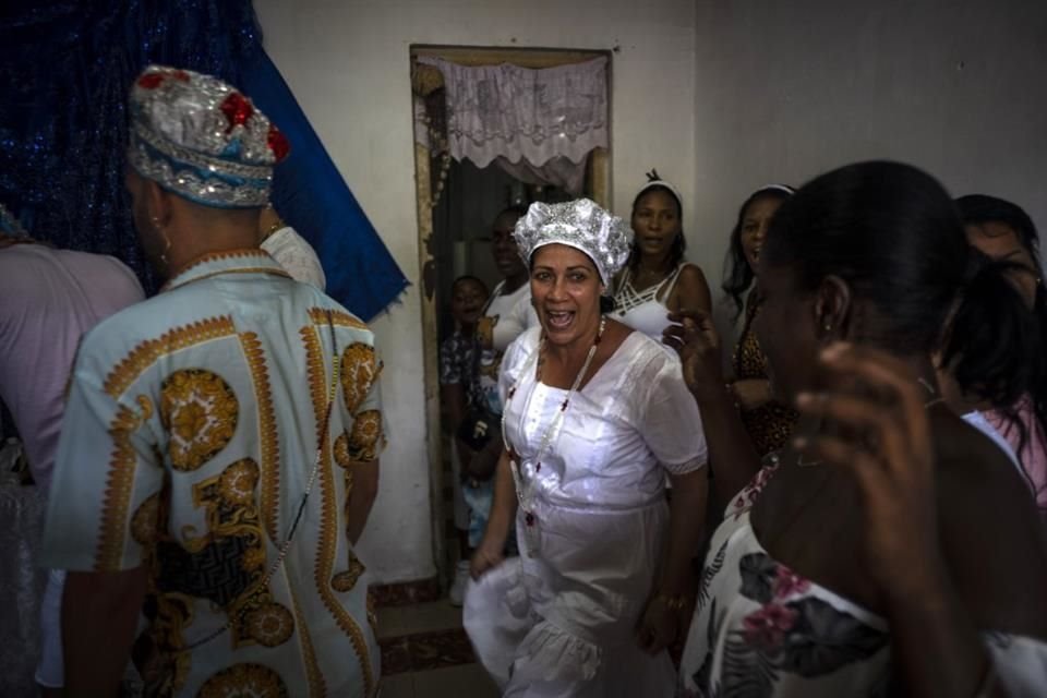 Maritza de la Rosa Perdomo baila frente a un altar durante una ceremonia de Santeria, en la Habana, Cuba.