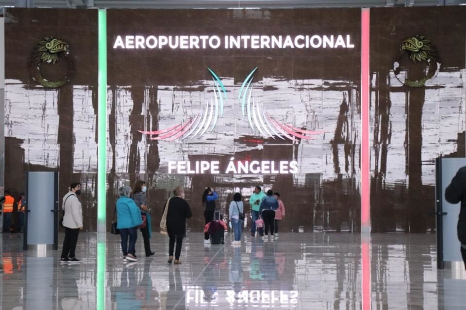En el AIFA se instalarán módulos del Gobierno y de las empresas para tomar los datos de las personas deportadas.
