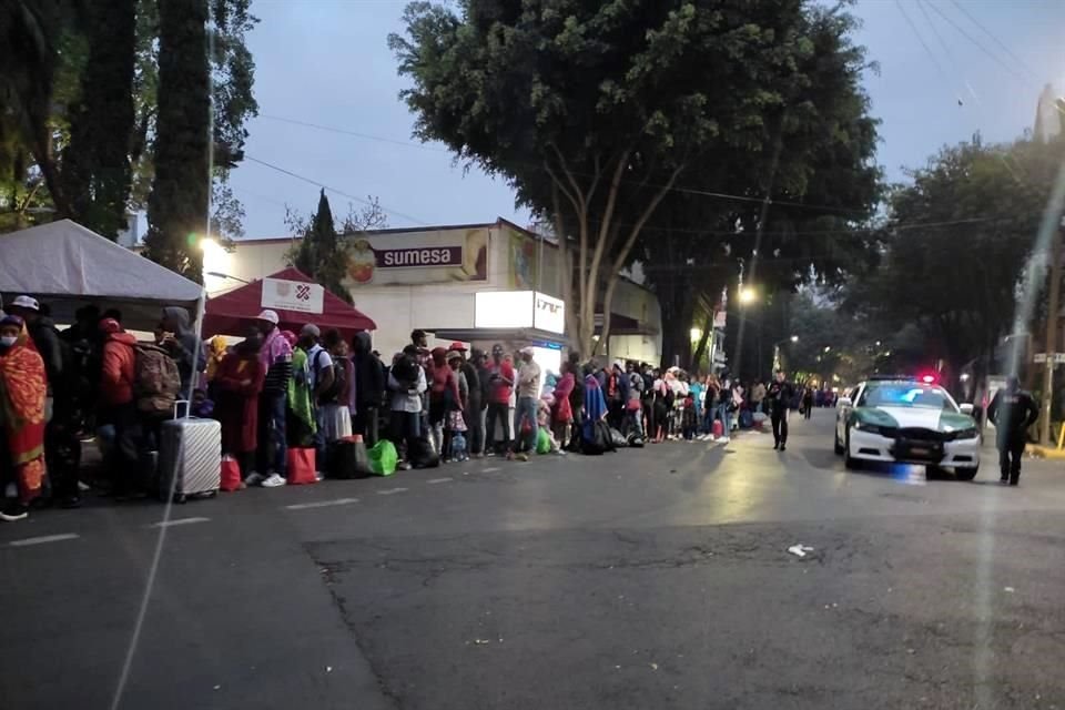 Decenas de migrantes haitianos que permanecían en la Plaza Giordano Bruno, Alcaldía Cuauhtémoc, son trasladados esta noche a Chiapas.