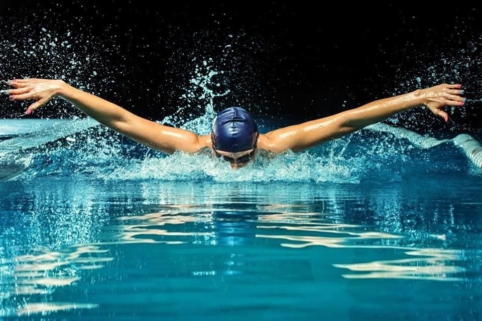 Practicar natación es una de las mejores opciones, ya que se involucra a muchos grupos musculares.