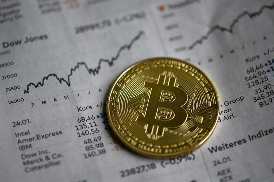 Según analistas, el bitcoin se está acercando a nuevos máximos anuales debido a una mayor demanda al contado.