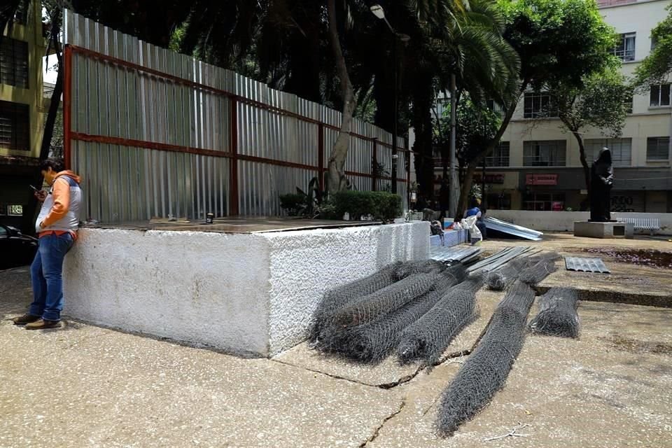 Tras desalojo de migrantes, y por supuesta remodelación, la Alcaldía Cuauhtémoc comenzó trabajos para amurallar la Plaza Giordano Bruno.