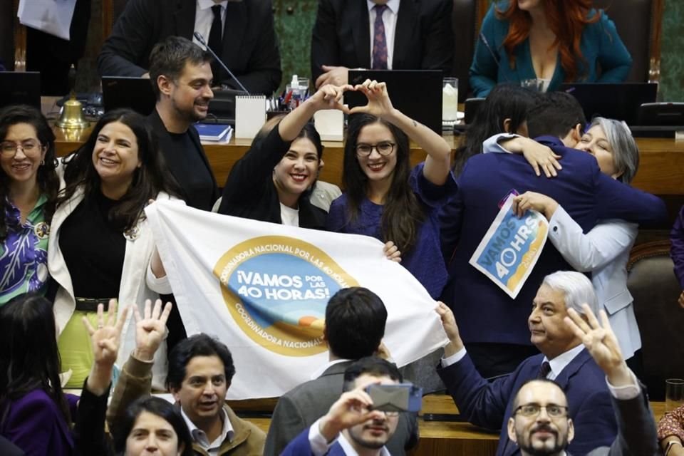 Karol Cariol y  Camila Vallejo celebran la aprobación de la ley que reduce gradualmente la jornada laboral semanal en Chile.