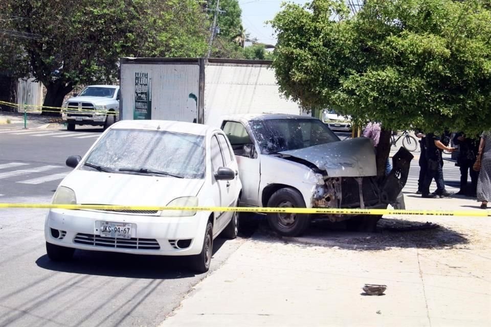 Tras el choque de dos camionetas en la Colonia Arcos Vallarta, una de ellas se incendió y otra atropelló a una mujer, causándole la muerte.