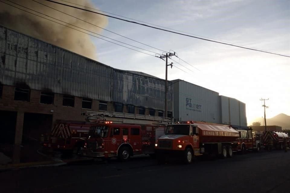 Un incendio se propagó y arrasó con dos bodegas de una nave industrial en el Condominio Industrial de Santa Cruz, en Tlajomulco.