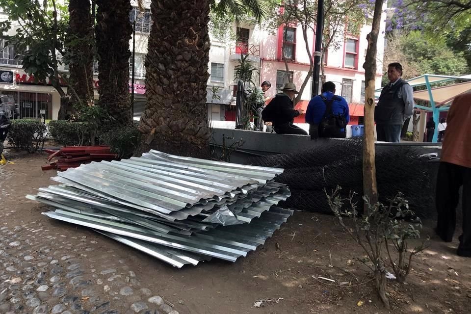 Las vallas metálicas fueron retiradas y quedaron en el piso de la Plaza Giordano Bruno.