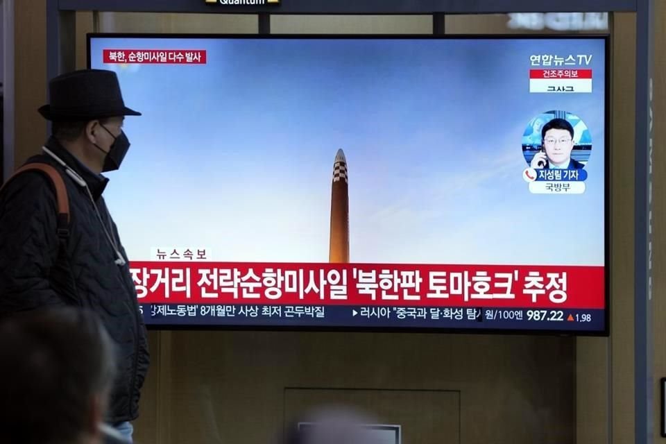 En una pantalla de televisión se muestra un noticiero que reporta un lanzamiento de misiles de Corea del Norte.