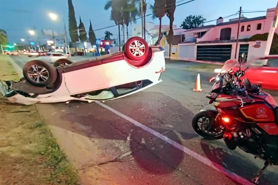 Con fuerte dolor de espalda y en la zona pélvica terminó una mujer de 72 años, después de volcar en la Avenida Patria.