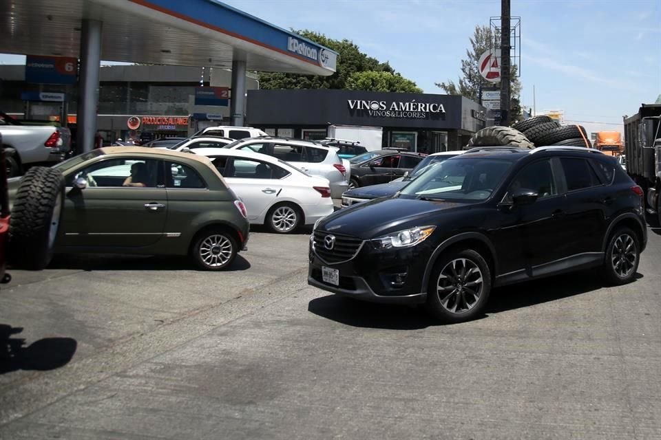La fila para ingresar a la gasolinera obstruye el carril de extrema derecha.