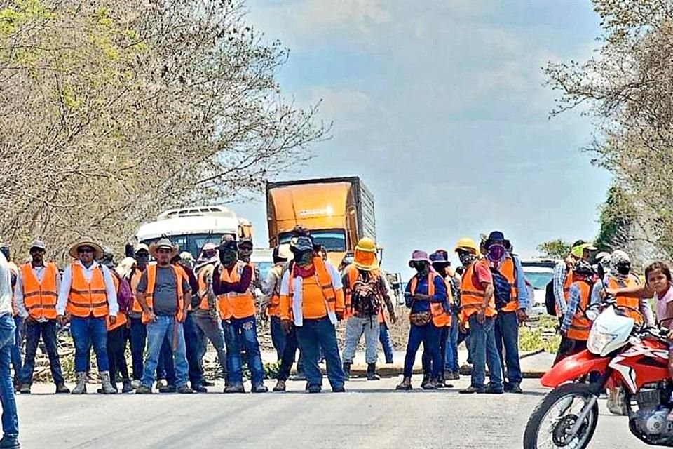 Al menos 120 trabajadores del Tren Maya pararon labores en demanda de revisión de contratos y los malos tratos de ingenieros militares.