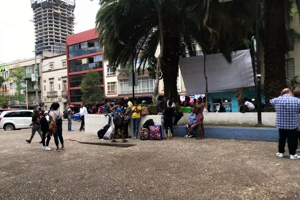 Buscando descanso y por cercanía a la Comar, alrededor de las 11:00 horas migrantes comenzaron a regresar a la Plaza Giordano Bruno.