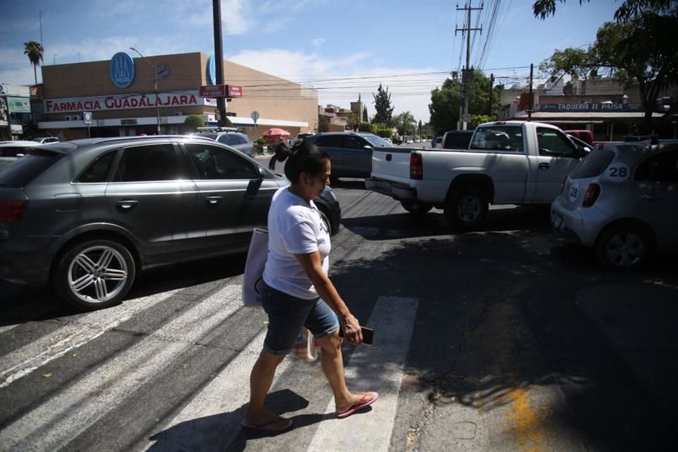 ¿Por dónde? Cruzar las avenidas de la Colonia Paseos del Sol, en Zapopan, es todo un desafío para peatones y ciclistas.