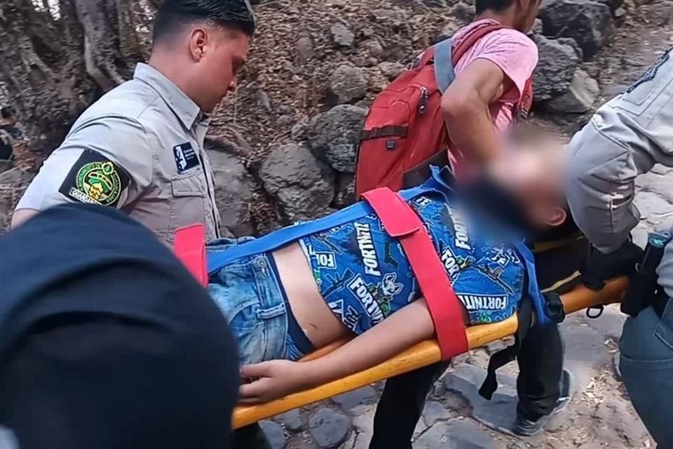 Lo que parecía un plácido paseo por la Barranca de Huentitán, se convirtió en una historia de terror para un niño de 9 años, que accidentalmente se resbaló y cayó por la pendiente.