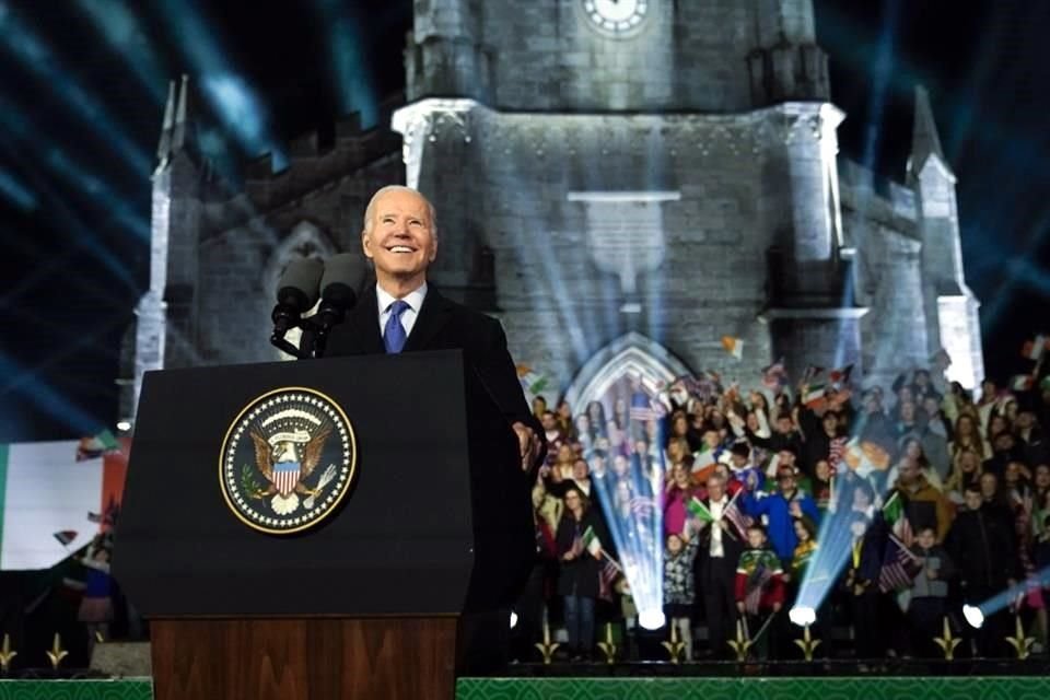 El Presidente estadounidense Joe Biden habla frente a la catedral de San Muredach el viernes 14 de abril.