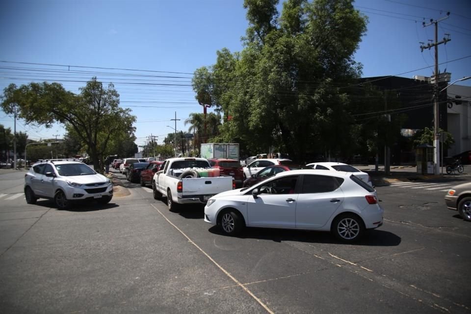 En el cruce de Avenida Ladrón de Guevara y la calle Araceli Souza la vialidad se complica debido a que autos buscan cruzar al mismo tiempo.