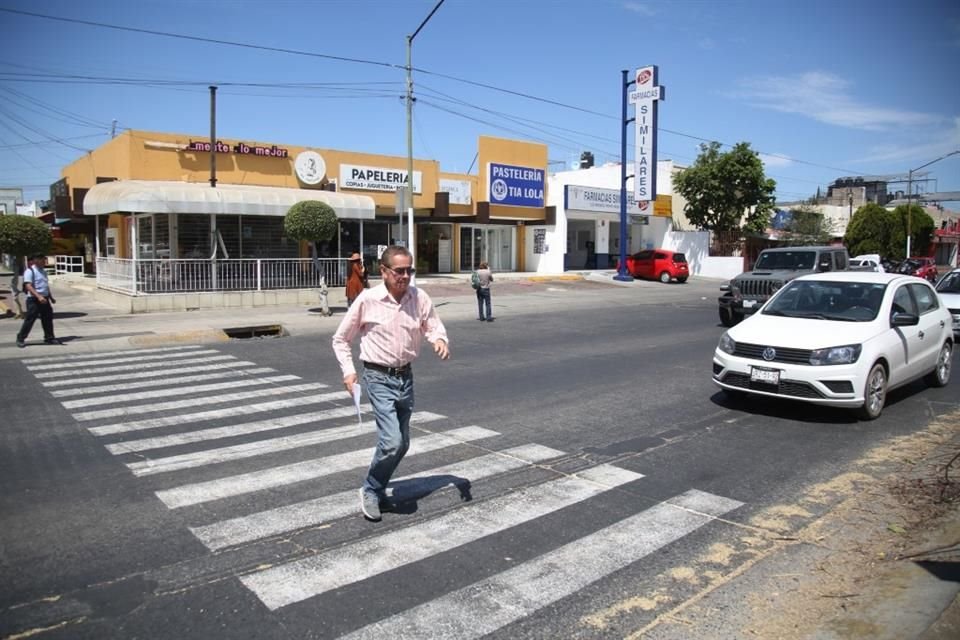 Cruzar por dicha avenida es complicado para las personas, ya que algunos autos no respetan el paso peatonal.