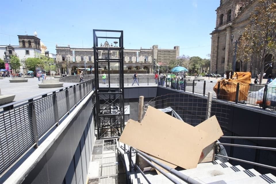 Entrada al subterráneo de Plaza Guadalajara, la cual abrirá a finales de mayo.