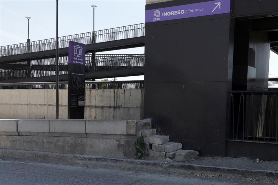 En el acceso poniente de la estación San Juan de Ocotán del Macro Periférico, los usuarios prefieren saltarse la barda antes de caminar un tramo más largo para llegar a cruzar la calle.