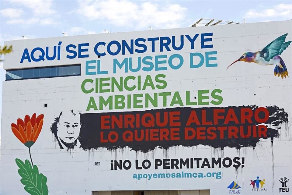 Barda pintada en el Museo de Ciencias Ambientales contra Enrique Alfaro.