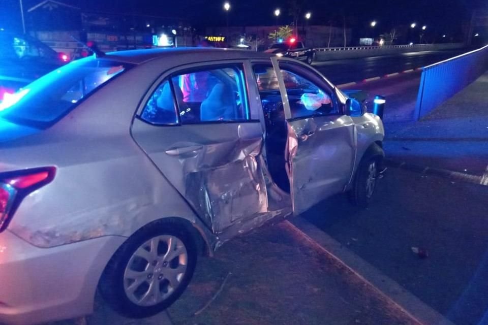 Producto de un fuerte choque registrado la madrugada de este sábado en Periférico Norte, una mujer perdió la vida, pese al esfuerzo que se hizo por tratar de salvarla.