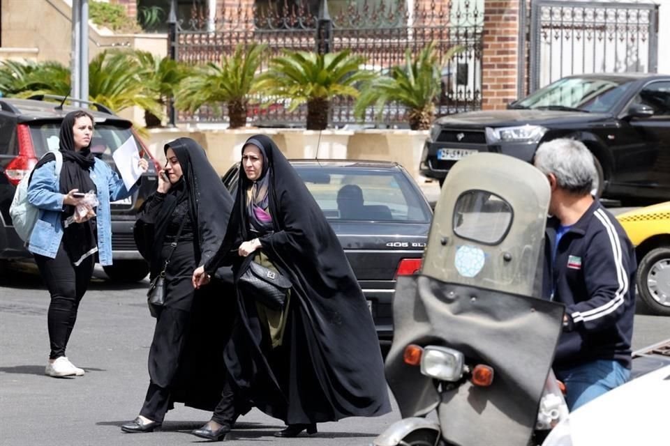 La Policía de Irán usa tecnología 'inteligente' en lugares públicos para identificar y luego sancionar a las mujeres que violen el estricto código de vestimenta islámico del país.