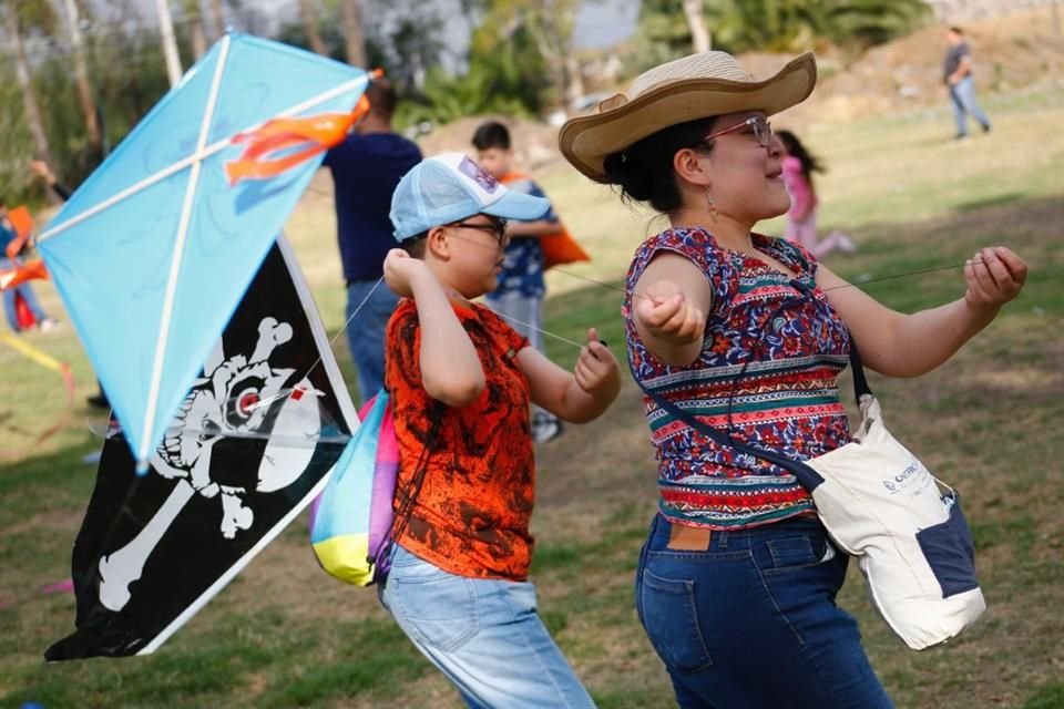 Niños y niñas acudieron al Deportivo Francisco Mujica, en la Alcaldía Coyoacán, para volar papalotes en el último fin de semana de vacaciones por Semana Santa.