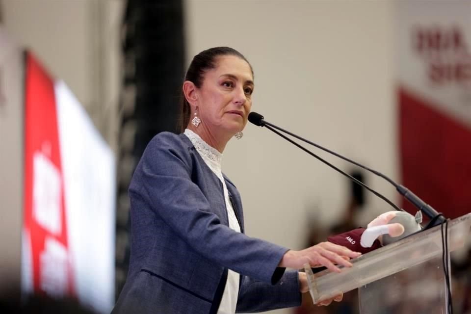 Claudia Sheinbaum imparte conferencia magistral en el Gimnasio Nuevo León, donde presume sus logros y reitera su respaldo al Presidente.