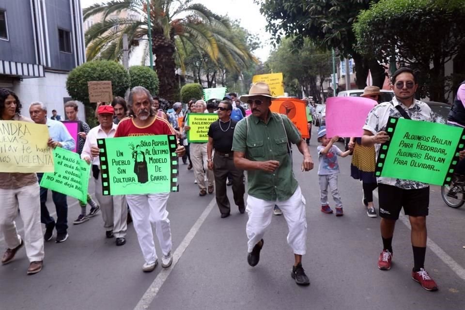 Vecinos de la Cuauhtémoc marchan contra Sandra Cuevas por la negativa de juez a permitir bailar en Alameda de Santa María la Ribera.