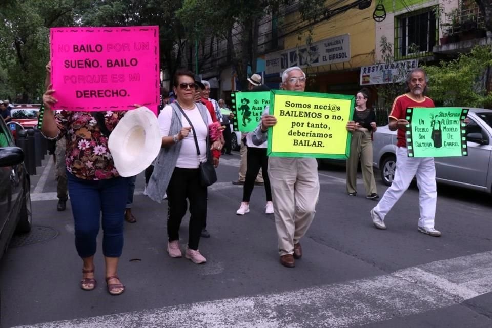 Mientras movían los hombros y los pies al compás de la música que se reproducía desde una bocina, un grupo de manifestantes caminó ayer por calles que rodean la Alameda.