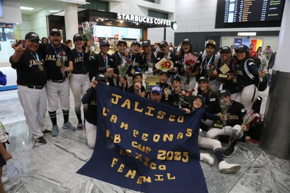 Selección Jalisco, campeonas del torneo MLB CUP 2023, en el Aeropuerto Internacional de Guadalajara Miguel Hidalgo y Costilla.