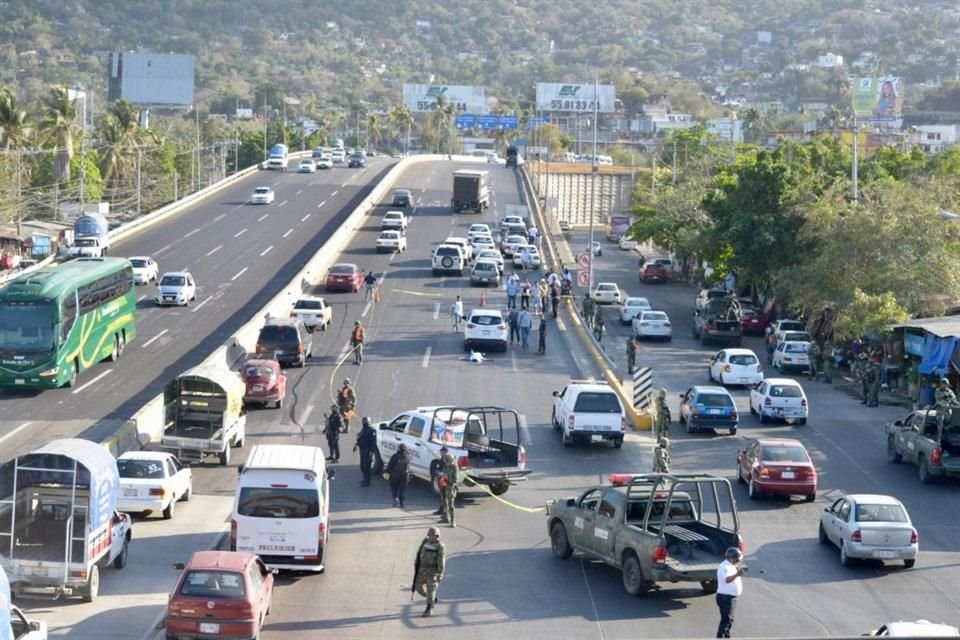 Omar Reyes fue asesinado mientras pegaba calcomanías de #EsClaudia en vehículos en Acapulco.