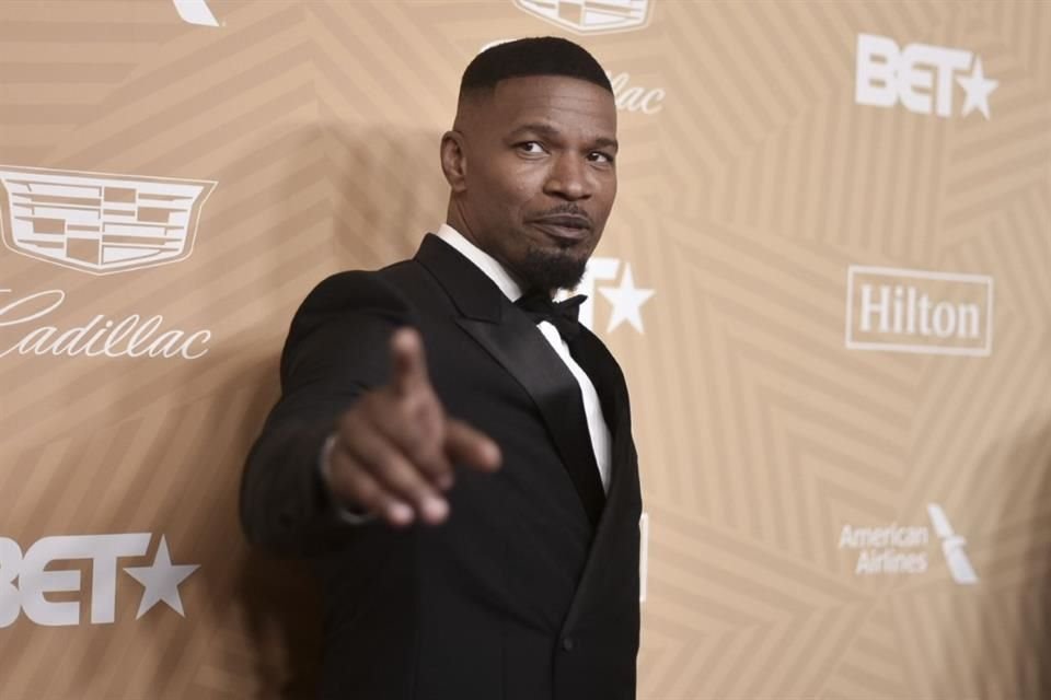 El actor Jamie Foxx permanece hospitalizado por una complicación médica; está bajo pruebas y en recuperación.