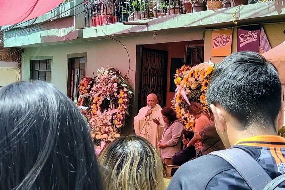 Familiares y amigos velaron colocaron coronas de flores en la entrada del domicilio de los hermanos Luis Enrique y Luis Javier García Díaz, hallados muertos el 14 de abril.