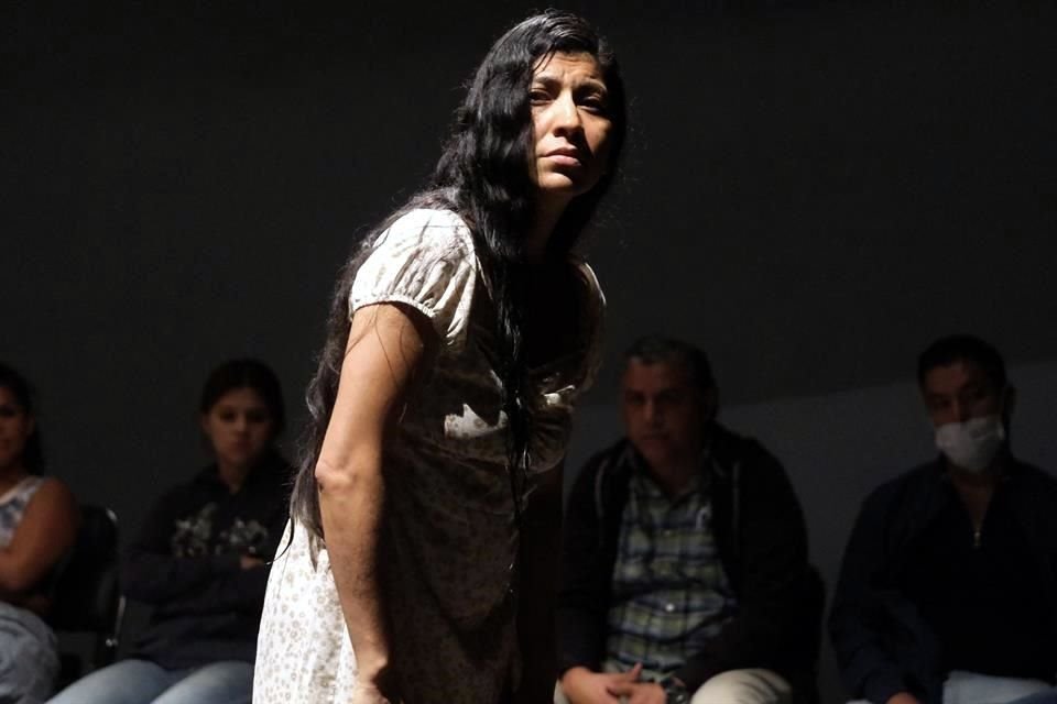 Escena de la obra de teatro 'A lo Mejor te Encuentro', bajo la dirección de Miguel Lugo y protagonizado por Erandi Rojas Ortiz.