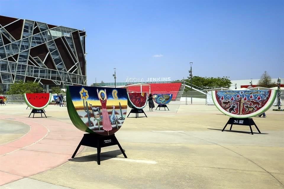 Aspecto de la exposición 'Las Sandías de Tamayo', instaladas en la Plaza Bicentenario del Centro Cultural Universitario.