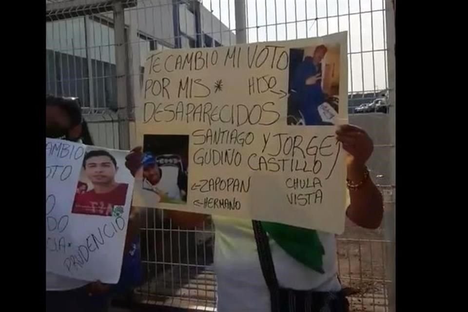 Las manifestantes se desplegaron a lo largo de la fachada mientras transmitían la protesta a través de su página de Facebook.