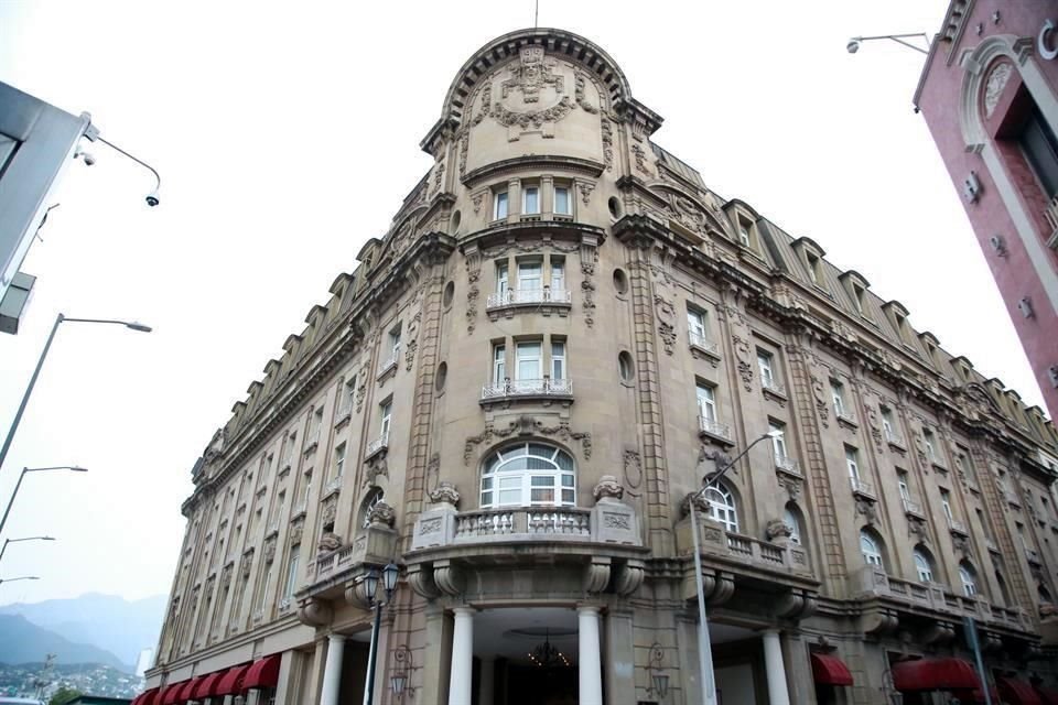 Donde están las tiendas antes era la recepción. Eso sí, la puerta principal siempre ha sido la misma.