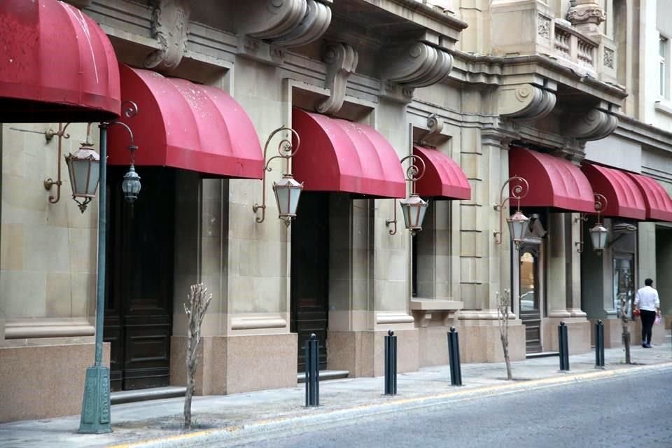 Este edificio ha estado en constante renovación. El lobby actual antes era un patio que luego fue techado para construir alrededor.