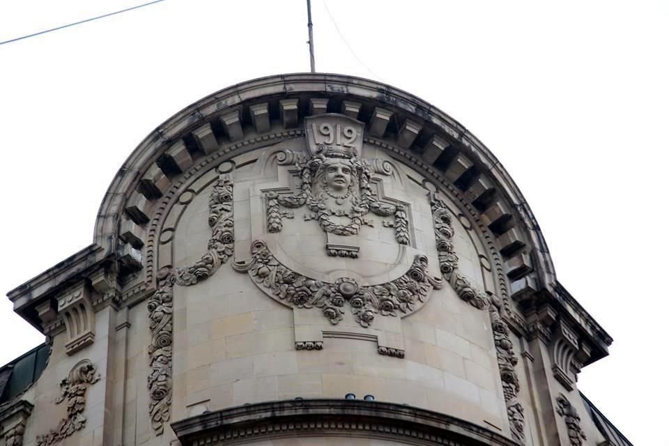 Unos 400 mil pesos fueron necesarios para construir las 63 habitaciones originales del hotel. Hoy tiene más de 250. Por la Calle Ocampo, en el primer piso, se ubican los cuartos primeros.