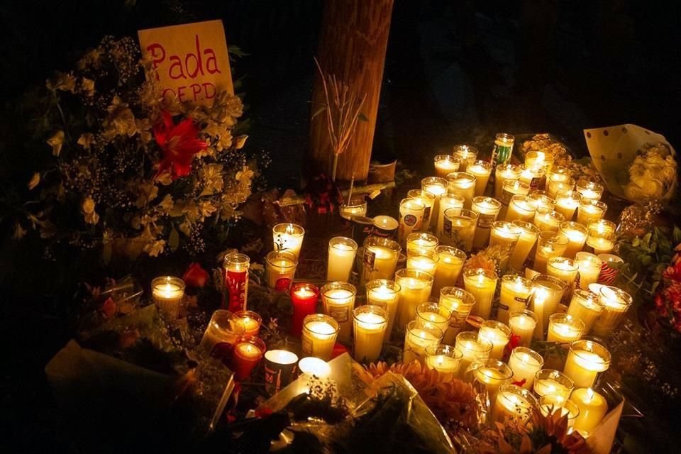 Ciclistas colocaron veladoras en la Avenida Piotr Chaikovski en memoria de Paola, tras morir atropellada.