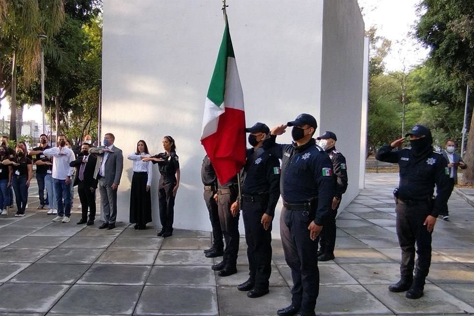 Con honores a la bandera arrancó la jornada electoral.