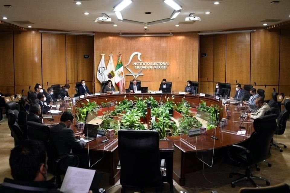 Consejero destacó la participación del 65% de los 12 mil 200 votantes chilangos registrados, mil 563 de los cuales lo hicieron de manera postal y 6 mil 443 a través del sistema electrónico.