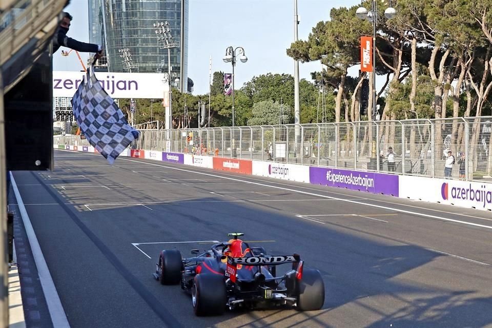 Tras ver la bandera a cuadroa, Pérez recibió la indicación de que detuviera el auto.