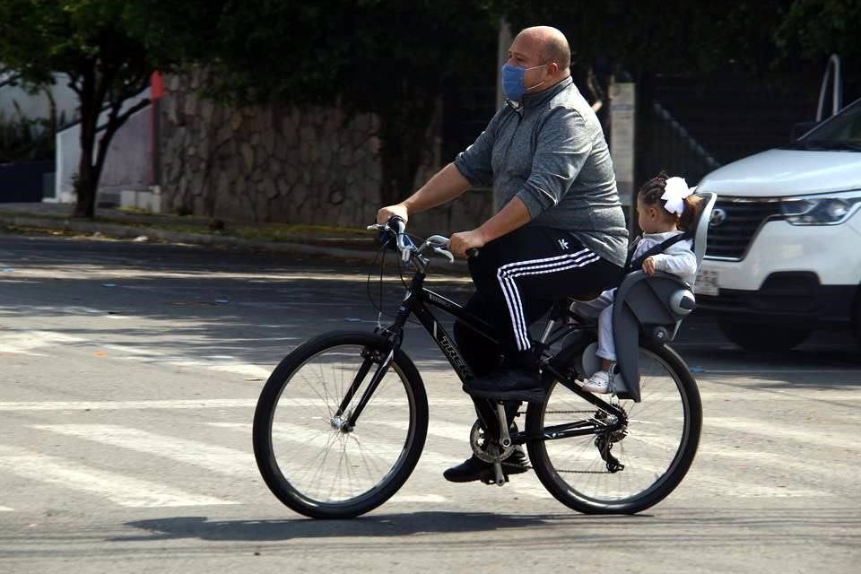 El funcionario llegó a votar en bicicleta acompañado de su esposa y su hija.