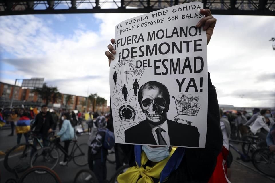 Los líderes de las protestas exigen, por un lado, que se desacople a la Policía del Ministerio de Defensa, y que se elimine al cuerpo antidisturbios, conocido como ESMAD.