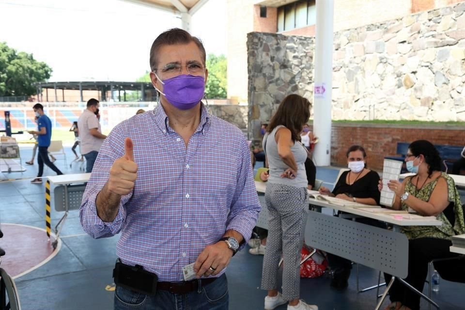 Tonatiuh Bravo votó en el colegio Del Valle Sección 1087 en el distrito 8.